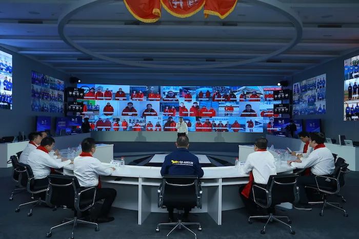 乔依丝迈全套书_迈凯伦的全球粉丝文化与社区_妃丝小铺气垫粉多少钱