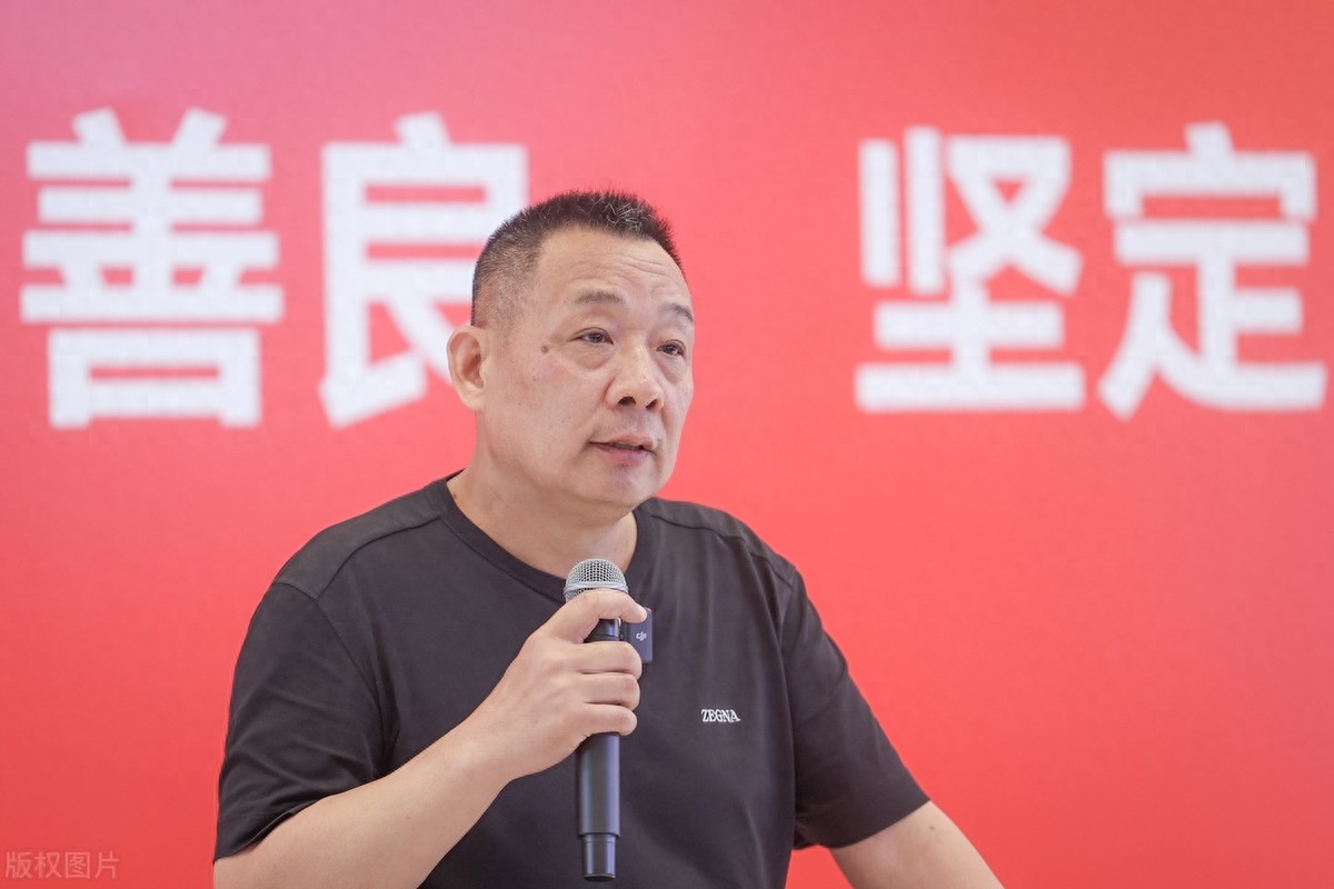 胖东来的辉煌与挑战：从商道到人道的零售巨头未来之路