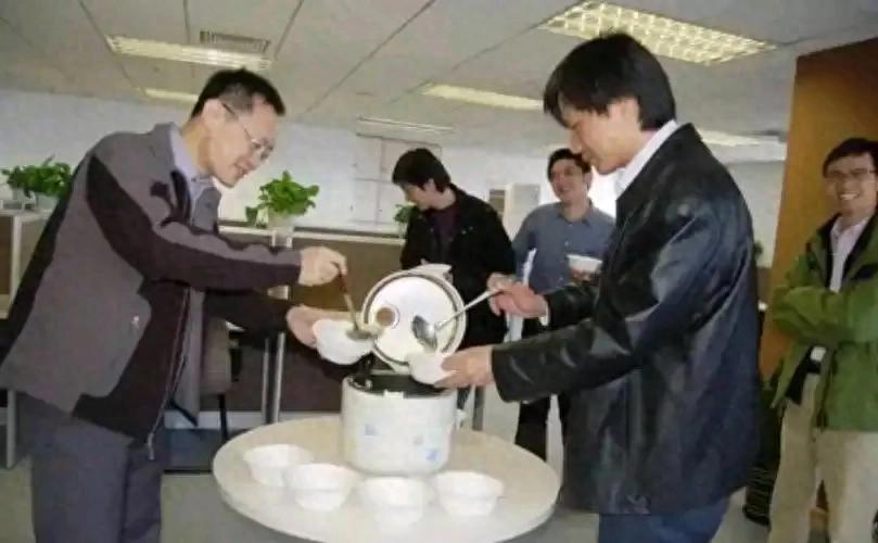 比特币钱包官方app小米15年从一碗粥到300亿逆袭：雷军用真金白银展示技术布局