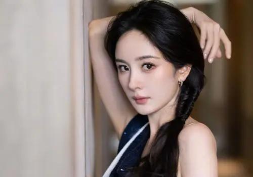 同样演“女特务”,把杨幂和王鸥的演技做比较,差别就出来了(图1)