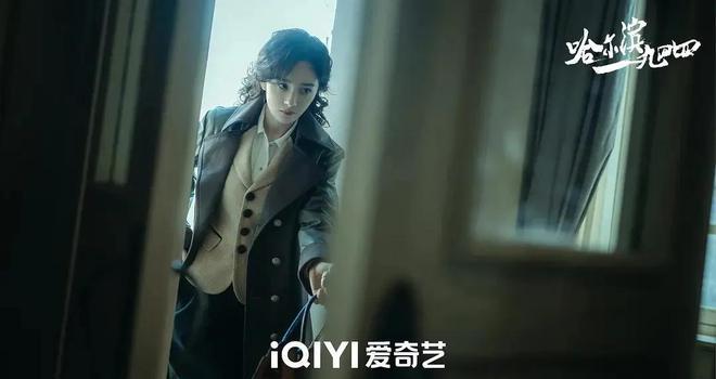 同样演“女特务”,把杨幂和王鸥的演技做比较,差别就出来了(图12)