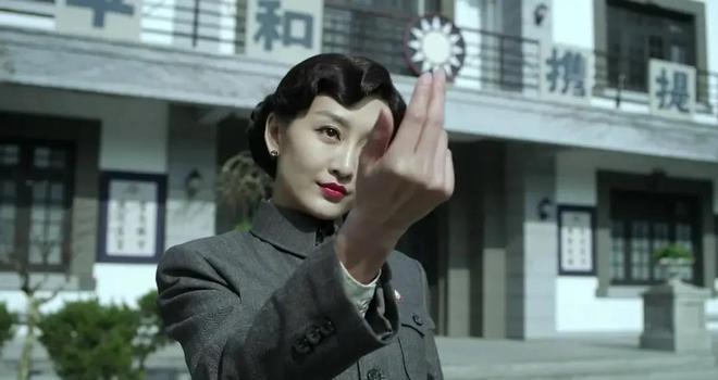 同样演“女特务”,把杨幂和王鸥的演技做比较,差别就出来了(图13)