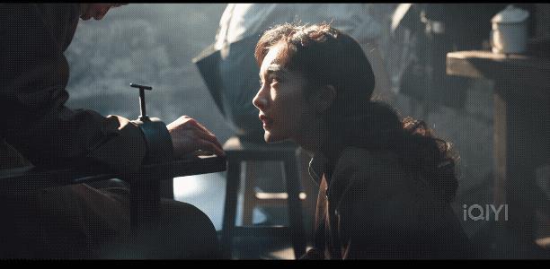 同样演“女特务”,把杨幂和王鸥的演技做比较,差别就出来了(图16)
