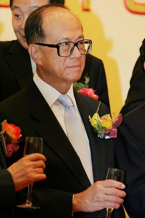 从香港到全球：李嘉诚的商业帝国_李嘉诚刚到香港_李嘉诚掌握香港的地皮