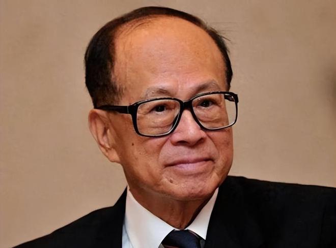 从香港到全球：李嘉诚的商业帝国_李嘉诚在香港囤了多少地_李嘉诚刚到香港