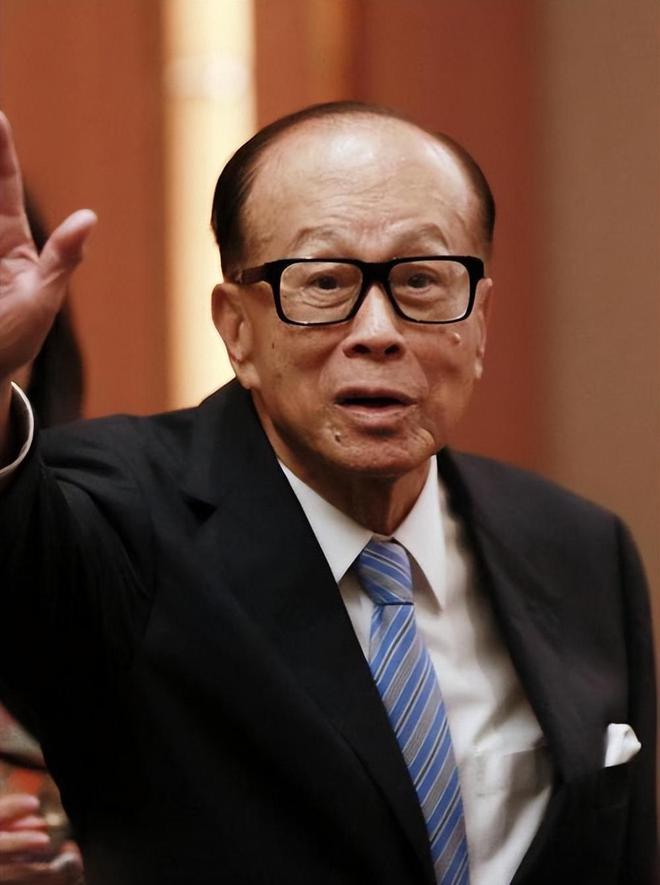 从香港到全球：李嘉诚的商业帝国_李嘉诚在香港囤了多少地_李嘉诚刚到香港