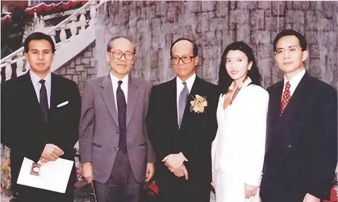 李嘉诚在香港囤了多少地_从香港到全球：李嘉诚的商业帝国_李嘉诚刚到香港