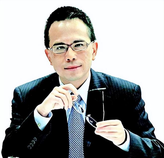 从香港到全球：李嘉诚的商业帝国_李嘉诚在香港囤了多少地_李嘉诚刚到香港