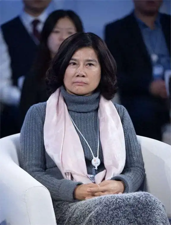 董明珠的崛起之路：从默默无闻到商界铁娘子的传奇故事