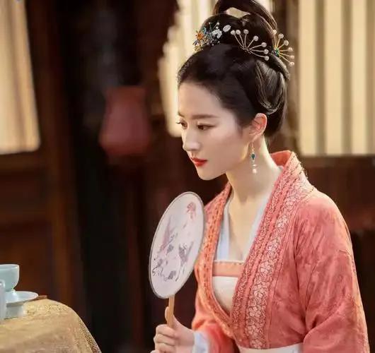刘亦菲剧组_从剧本到角色：刘亦菲的独特演绎_刘亦菲挑剧本