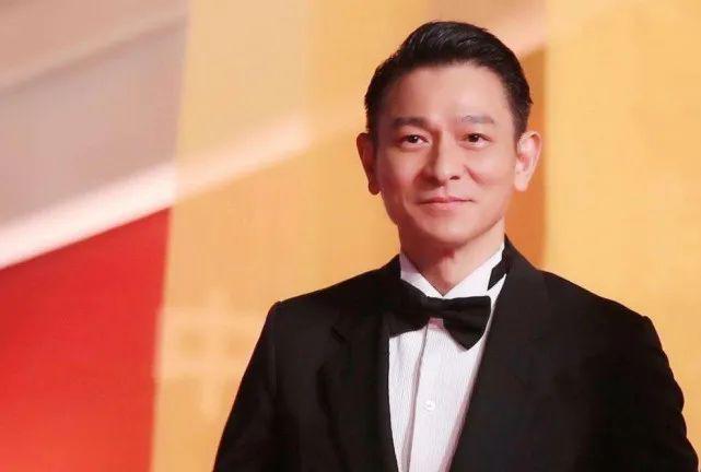 春节档票房大战：热辣滚烫飞驰人生2破20亿，红毯先生撤档亏损2亿